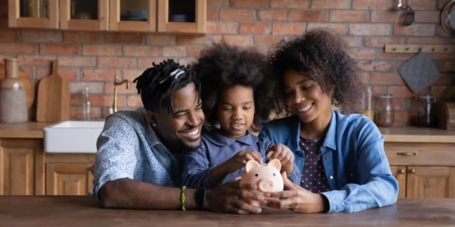 parents teaching kid money management skills